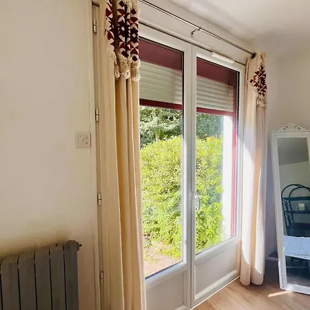 Casa de Férias Pavillon Paisible Avec Grand Jardin Pres Des Bois *