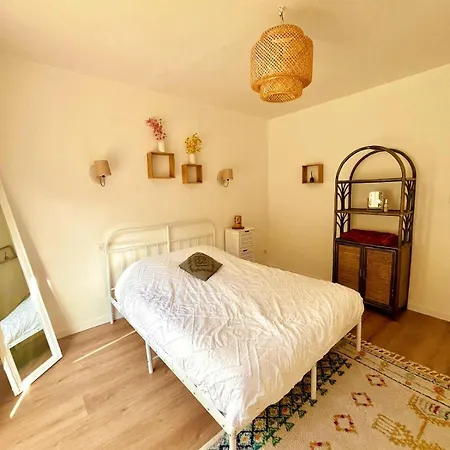 Holiday home Pavillon Paisible Avec Grand Jardin Pres Des Bois